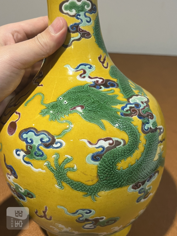 清嘉庆 黄地三彩苍龙教子纹瓶 - 图3